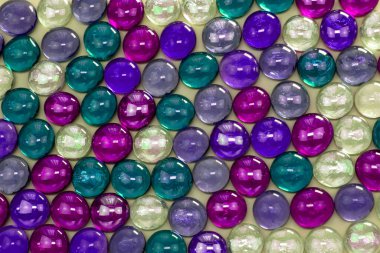 Beyaz arka planda çok renkli cam boncuklar..