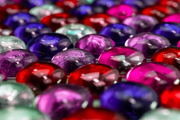 Різнокольорові Скляні Намистини Крупним Планом Рожевому Фоні — стокове фото