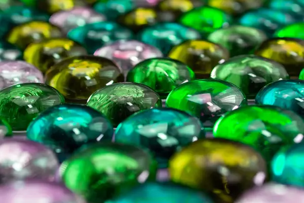 Perles Colorées Sur Fond Vert Gros Plan — Photo