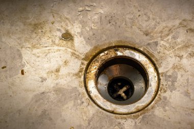 Kirli metal lavabo, temizlik servisi konsepti, eski paslı mutfak lavabosu.