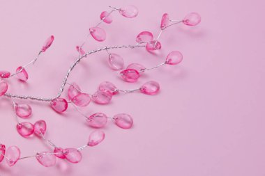 Kopyalama alanı olan yapraklar ile renkli dekoratif dal, metin yeri olan arkaplan