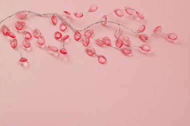 Kopyalama alanı olan yapraklar ile renkli dekoratif dal, metin yeri olan arkaplan