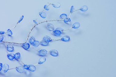 Kopyalama alanı olan yapraklar ile renkli dekoratif dal, metin yeri olan arkaplan