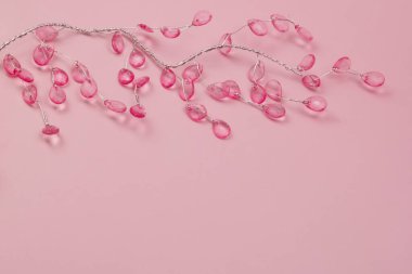 Kopyalama alanı olan yapraklar ile renkli dekoratif dal, metin yeri olan arkaplan