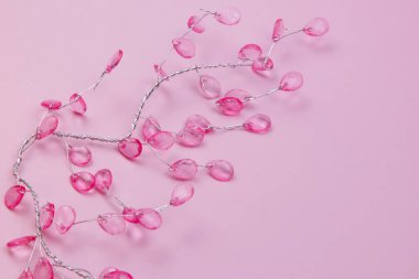 Kopyalama alanı olan yapraklar ile renkli dekoratif dal, metin yeri olan arkaplan