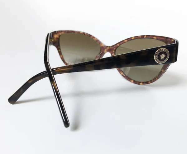 Beyaz arkaplanda klasik Versace güneş gözlüğü