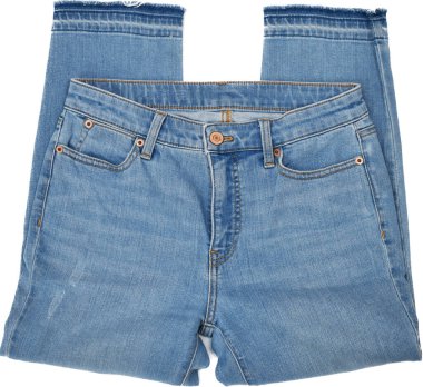 Beyaz arka planda mavi kot pantolon. 