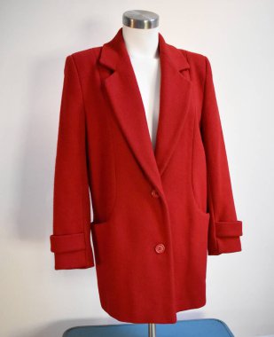 Beyaz arka planda kırmızı bir manken..