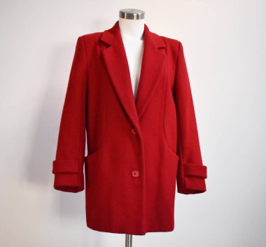 Beyaz arka planda bir mankenin üzerindeki kırmızı kadın ceketi.