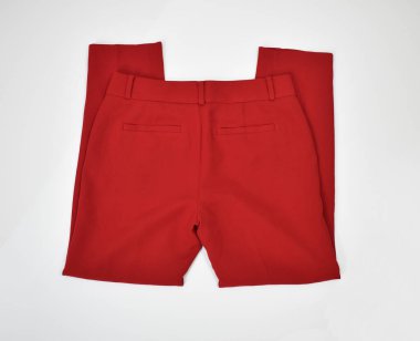 Beyaz üzerine katlanmış kırmızı ofis pantolonu