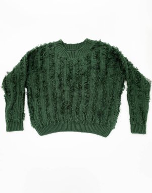 Beyaz arka planda yeşil örülmüş süveter. Yakın plan..