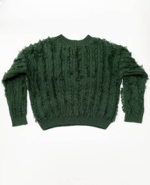 Beyaz arka planda yeşil örülmüş süveter. Üst görünüm.