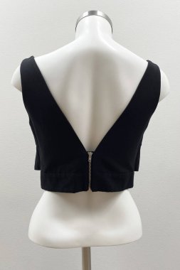 Beyaz mankenin arka görünüşü, kadın bluzu.