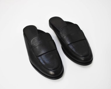 Beyaz arka planda siyah erkek deri ayakkabıları. Üst görünüm.