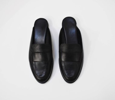 Klasik siyah deri mokasenler, beyaz, temel bahar slaytlarında izole edilmiş, kadınlar için tıknaz katırlar.