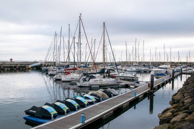 Bulutlu bir günde, Portekiz, Oeiras, 9 Şubat 2023 'te, rıhtımda demirlemiş tekne ve yatlar.