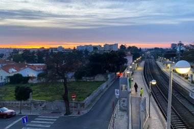 Portekiz 'in Oeiras şehrinde gün batımı, 9 Şubat 2023