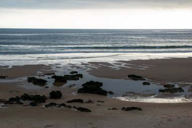 Akşamları dalgalar sahile vuruyor..