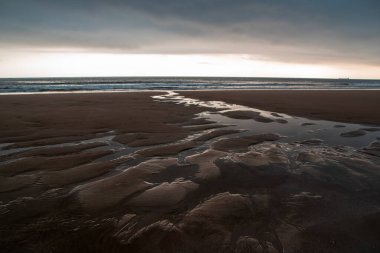 Gün batımında sahilde dalgalar, Northumberland, İngiltere