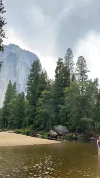 Yosemite Εθνικό Πάρκο Καλιφόρνια Βουνά Φόντο Θέα Του Φυσικού Τοπίου — Αρχείο Βίντεο