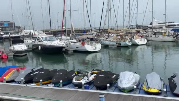 Barcos Iates Atracados Cais Num Dia Nublado Oeiras — Vídeo de Stock