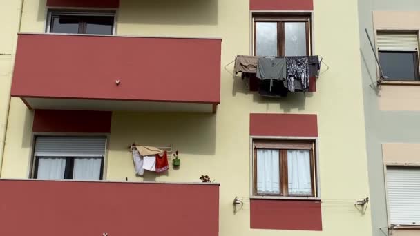 Wäschetrocknen Auf Dem Balkon Eines Wohnhauses Der Stadt — Stockvideo