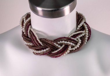 Kadınlar için vitrindeki bir mankenin üzerindeki kolye.