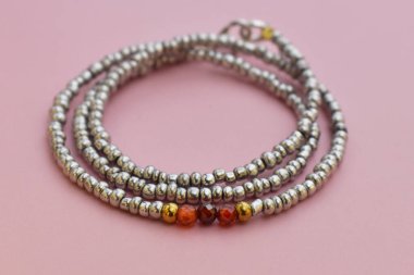 Eşsiz kristal kolye, el yapımı mücevher arka planı, online bir kuyumcu için promosyon fotoğrafı.