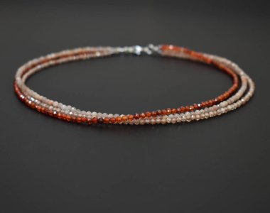 Eşsiz kristal kolye, el yapımı mücevher arka planı, online bir kuyumcu için promosyon fotoğrafı.