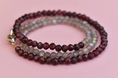 Eşsiz kristal kolye, el yapımı mücevher arka planı, online bir kuyumcu için promosyon fotoğrafı.