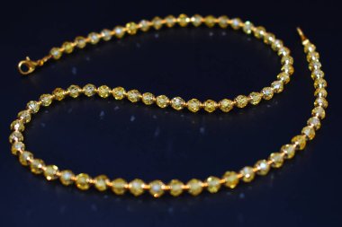 Eşsiz kristal kolye, el yapımı mücevher arka planı, online bir kuyumcu için promosyon fotoğrafı.