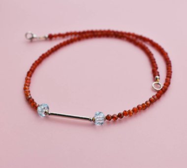 Eşsiz kristal kolye, el yapımı mücevher arka planı, online bir kuyumcu için promosyon fotoğrafı.