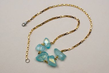 Eşsiz kristal kolye, el yapımı mücevher arka planı, online bir kuyumcu için promosyon fotoğrafı.