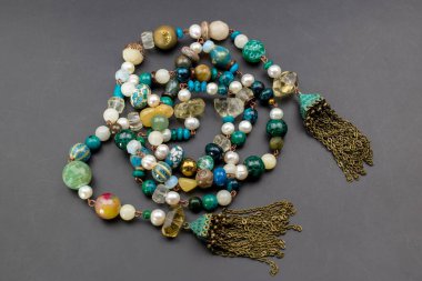 Eşsiz kristal kolye, el yapımı mücevher arka planı, online bir kuyumcu için promosyon fotoğrafı.