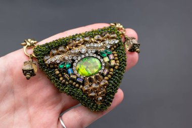 Eşsiz kristal kolye, el yapımı mücevher arka planı, online bir kuyumcu için promosyon fotoğrafı.