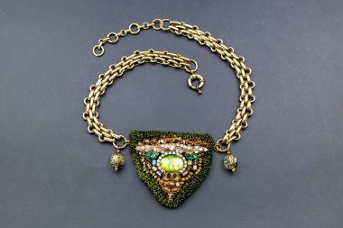 Eşsiz kristal kolye, el yapımı mücevher arka planı, online bir kuyumcu için promosyon fotoğrafı.