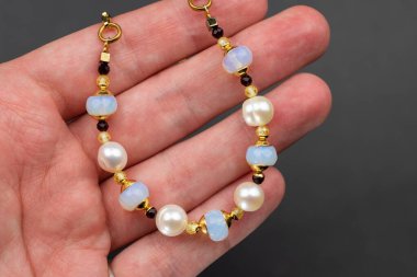 Eşsiz kristal kolye, el yapımı mücevher arka planı, online bir kuyumcu için promosyon fotoğrafı.