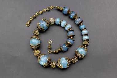 Eşsiz kristal kolye, el yapımı mücevher arka planı, online bir kuyumcu için promosyon fotoğrafı.