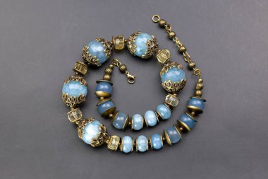 Eşsiz kristal kolye, el yapımı mücevher arka planı, online bir kuyumcu için promosyon fotoğrafı.