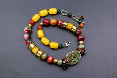 Eşsiz kristal kolye, el yapımı mücevher arka planı, online bir kuyumcu için promosyon fotoğrafı.