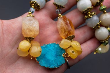 Eşsiz kristal kolye, el yapımı mücevher arka planı, online bir kuyumcu için promosyon fotoğrafı.