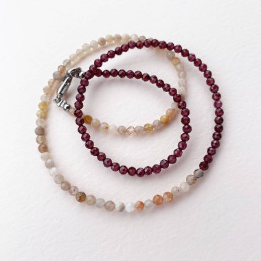 Eşsiz kristal kolye, el yapımı mücevher arka planı, online bir kuyumcu için promosyon fotoğrafı.