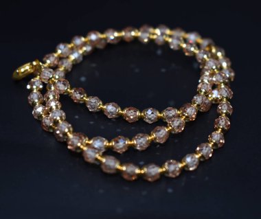 Siyah bir arkaplanda elmaslı kolye..