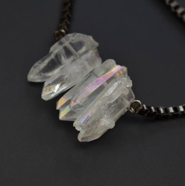 Siyah arkaplanda fotokopi alanı olan bir mücevher kolyeyi kapat