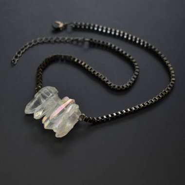 Siyah arkaplanda fotokopi alanı olan bir kolyeyi kapat.