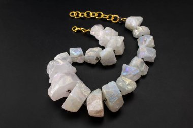 Siyah arkaplanda beyaz kuvarstan yapılmış yarı değerli kristaller.