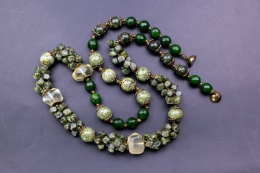 Gri arka planda boncuklar. Mücevher ve aksesuarlar..