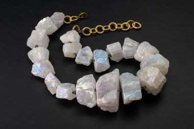 Beyaz kuvarstan ve yarı değerli taşlardan yapılmış bilezik.