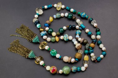 Tahta arka planda renkli boncuklar. Üst Manzara. Düz yatıyordu.