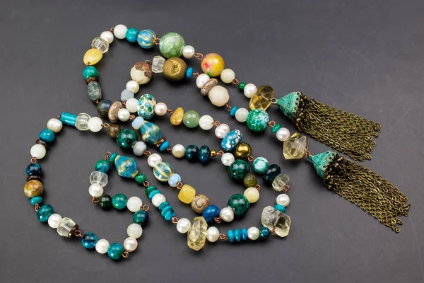 Eşsiz kristal kolye, el yapımı mücevher arka planı, online bir kuyumcu için promosyon fotoğrafı.